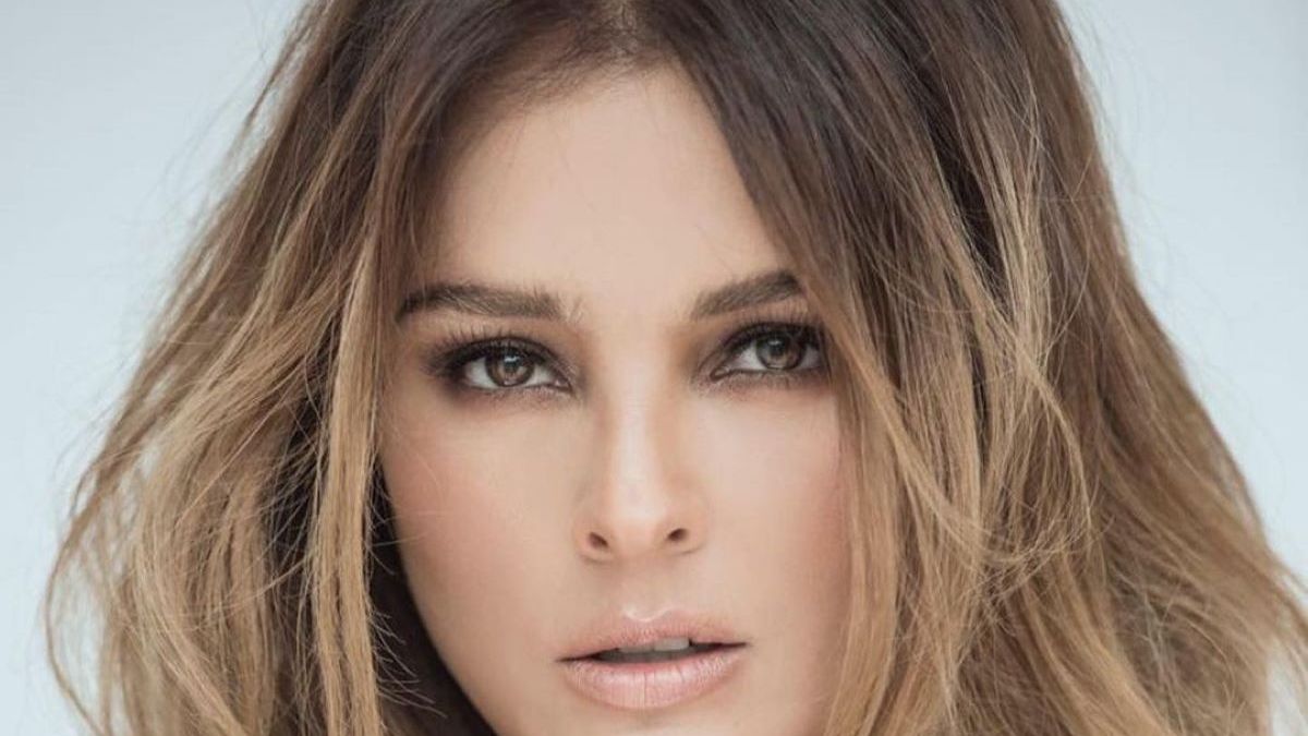 Grettell Valdez muestra sus encantos al natural en microbikini a sus 47 años