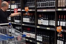 La gondola de vinos en el supermercado suele abrumar.