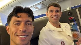 Lisandro Martínez y el Dibu rumbo a Kansas.