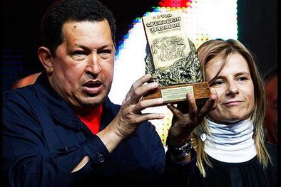 MDZol | Chávez muestra el galardón. Foto: Télam
