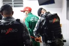 El momento en el que William Ribeiro es detenido. Foto: Tw @futtmais