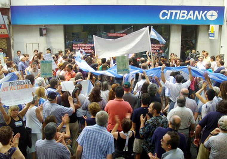 El corralito, a fines de 2001, dejó ganadores y perdedores. Foto: NA