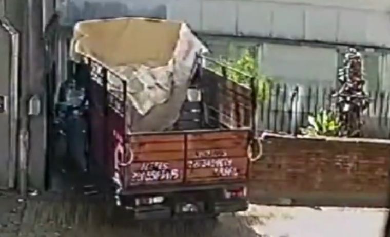 El hecho quedó registrado por las cámaras de seguridad de la zona. Foto: Captura de video