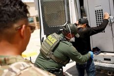 Agentes de la patrulla fronteriza de Estados Unidos detienen a un migrante en el estado estadounidense de Nuevo México. Foto: REUTERS