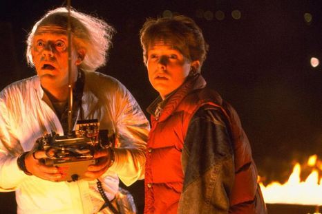 Marty McFly (Michael J. Fox, der.), un adolescente de California, regresa a los años 50 cuando un experimento de su excéntrico amigo científico Doc Brown (Christopher Lloyd) sale mal.
