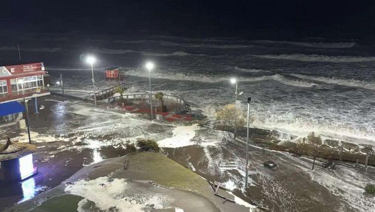 Un  ciclón extratropical de gran intensidad azotó durante la noche del viernes a distintas localidades de la Costa Atlántica﻿. Foto: Noticias Monte