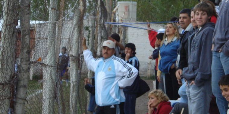 Luque observando la final de seleccionados en Vista Flores.