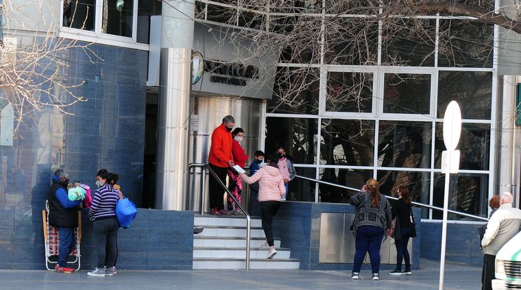 Rotura Un hombre tomó carrera y le pegó una patada a la puerta de la clínica. Foto: ALF PONCE MERCADO / MDZ