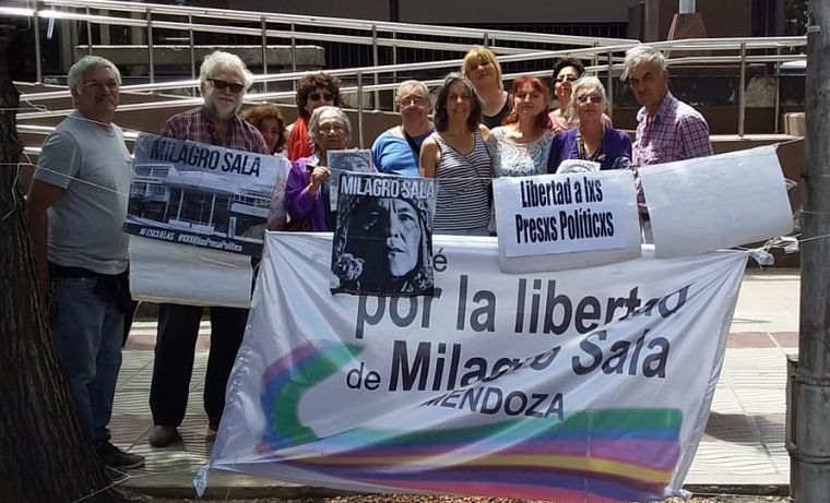 tupac Militantes de la Tupac se reunieron esta mañana frente a los Tribunales Federales de Mendoza para comunicar la nueva estrategia.