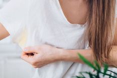 Adiós al problema de las manchas amarillas en la ropa. Foto: Shutterstock