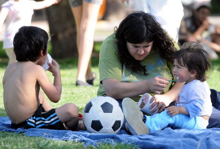 Isaura y sus hijos, Rodrigo y Lisandro, comparten helados y juegos. Foto: Ivana González/MDZ