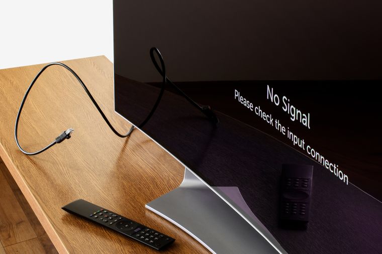 Si el celular navega y la Smart TV no, suele haber señal débil o red saturada.