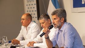 El intendente de Ciudad de Mendoza, Ulpiano Suarez, hizo de mediador en una charla sobre la reforma laboral que incluyó a empresarios y sindicatos. El intendente de Ciudad de Mendoza, Ulpiano Suarez, hizo de mediador en una charla sobre la reforma laboral que incluyó a empresarios y sindicatos.
