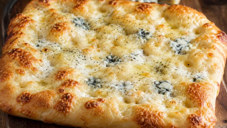 Una auténtica comida italiana focacca cuatro quesos, fácil y en pocos pasos