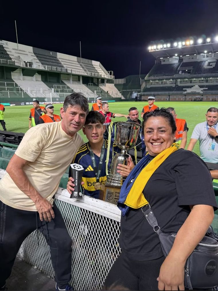 Tomás Aranda junto a sus padres el día que salió campeón con la Reserva. Tomás Aranda junto a sus padres el día que salió campeón con la Reserva.