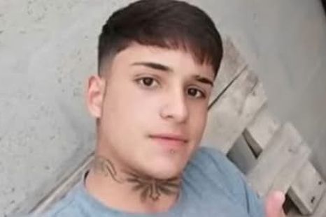 Kevín Martínez murió en las calles de Chascomús. Los videos del accidente que desencadenó todo y de los golpes que recibió mientras esperaba ser atendido. Kevín Martínez murió en las calles de Chascomús. Los videos del accidente que desencadenó todo y de los golpes que recibió mientras esperaba ser atendido.