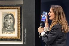 Ari Hodara, que aparece en la pantalla del teléfono, fue elegido al azar entre más de 120.000 compradores de entradas de todo el mundo, que pagaron unos US$118 cada uno para entrar.