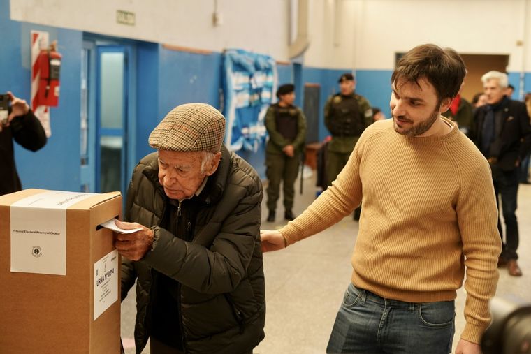 Ignacio Torres, candidato a gobernador por JxC, votó junto a su abuelo de 95 años Foto: Twitter de Ignacio Torres