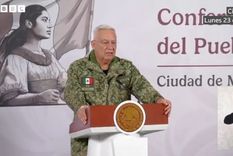 El secretario de Defensa de México se emociona al hablar de los militares caídos.