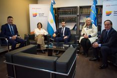 El gobernador Ignacio Torres, con los senadores Edgardo Kueider, Mónica Silva, Edith Terenzi y Carlos Espínola