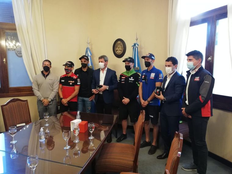 El Gobernador Sergio Uñac junto a Orly Terranova y pilotos del Superbike Foto: Prensa WSBK