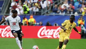 Noni Madueke, de Inglaterra, pelea el balón con Gideon Mensah, de Ghana. Noni Madueke, de Inglaterra, pelea el balón con Gideon Mensah, de Ghana.