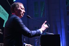 Santilli bancó a Adorni por poner la cara en plena polémica por sus bienes y vuelos.