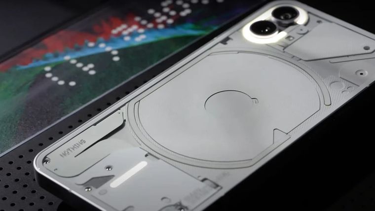 El Nothing Phone inspira a Apple a experimentar con un diseño más atrevido para sus teléfonos. El Nothing Phone inspira a Apple a experimentar con un diseño más atrevido para sus teléfonos.