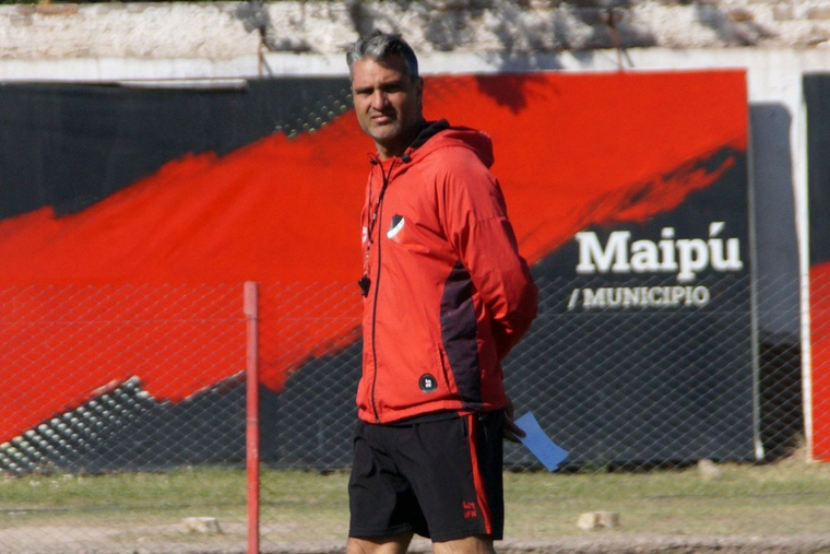 Juan Manuel Sara ya será más el DT de Deportivo Maipú. 