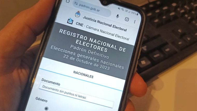 Hay varias formas de consultar el padrón para las elecciones del domingo. Foto: Walter Moreno/Mdz. Fotografía realizada con Moto G32