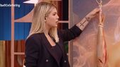 Wanda Nara tuvo que intervenir para que la disputa por el salmón no pasara a mayores. / Captura Telefe Wanda Nara tuvo que intervenir para que la disputa por el salmón no pasara a mayores. / Captura Telefe