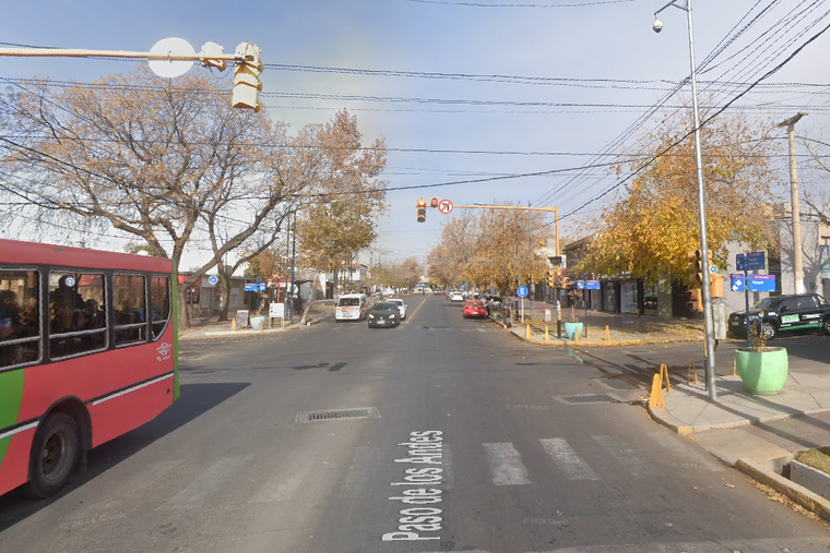 El cruce de calles Paso de los Andes y Paraná, en Godoy Cruz, donde se produjo el accidente.&nbsp;