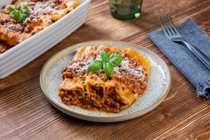 Esta receta de canelones de carne gratinados con salsa es un&nbsp; plato familiar ideal. &nbsp;