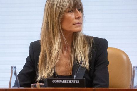 Begoña Gómez, esposa del presidente del Gobierno español, Pedro Sánchez, será juzgada por presuntos delitos de tráfico de influencias y malversación de fondos públicos. Begoña Gómez, esposa del presidente del Gobierno español, Pedro Sánchez, será juzgada por presuntos delitos de tráfico de influencias y malversación de fondos públicos.