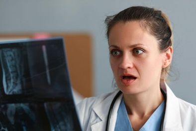 MDZol | Los médicos frecuentemente se topan con objetos extraños dentro del cuerpo de los pacientes Foto: GETTY IMAGES