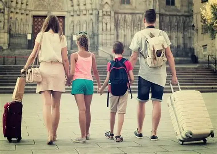 Al viajar descubrimos que muchas de las cosas que considerábamos obvias son simplemente costumbres locales. Al viajar descubrimos que muchas de las cosas que considerábamos obvias son simplemente costumbres locales.