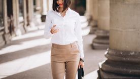 En esta nota te enseñamos cómo llevar la camisa blanca con estilo Foto: Freepik