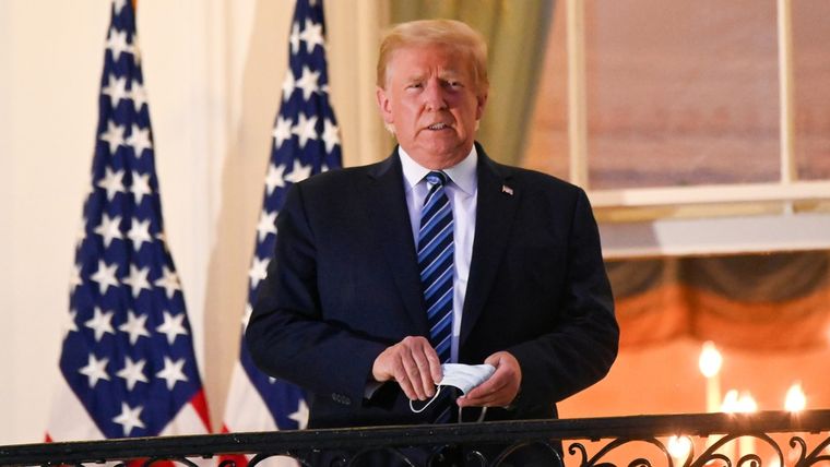 Trump posa para las fotos sin mascarilla en la Casa Blanca.