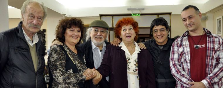 Ernesto Suárez, Diana Wol, Pocho Sosa, Gladys Ravalle, Ulises Naranjo y Juan Comotti. Ernesto Suárez, Diana Wol, Pocho Sosa, Gladys Ravalle, Ulises Naranjo y Juan Comotti.