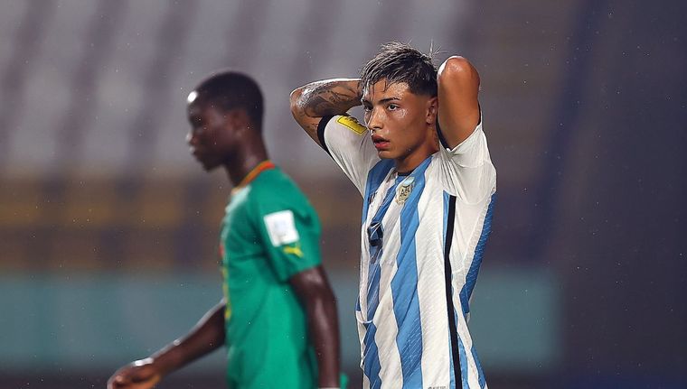 Los pibes caen en el debut. Foto: @Argentina