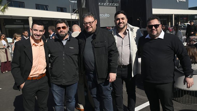 Facundo Villegas, juan Rodríguez, José Casabene , Federico Aulicio y Nicolás González -Central de Bebidas-. Facundo Villegas, juan Rodríguez, José Casabene , Federico Aulicio y Nicolás González -Central de Bebidas-.