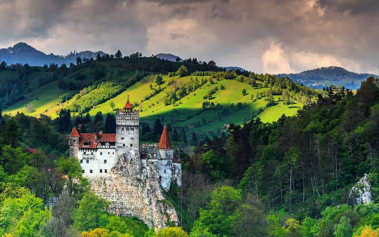 Rumania es conocida por la región de bosques de Transilvania, que alberga el Castillo de Drácula. Foto: Trekhunt