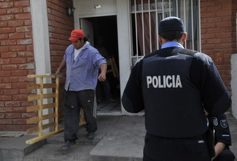 Momento en que la familia sacaba sus pertenencias. Foto: Pachy Reynoso/ MDZ