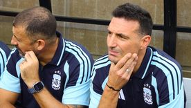 Lionel Scaloni trabaja en la elección del futbolista que ocupará el último lugar disponible en la lista de 26 convocados.