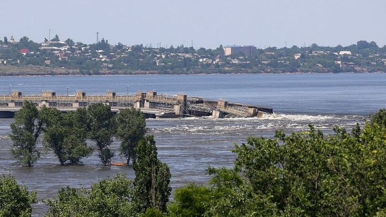 La represa de Kajovka sufrió daños severos y terminó por colapsar el 6 de junio. Foto: REUTERS