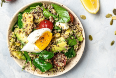 La combinación de la quinoa esponjosa, el aguacate cremoso y el tomate jugoso crea una experiencia sensorial única Foto: Shutterstock