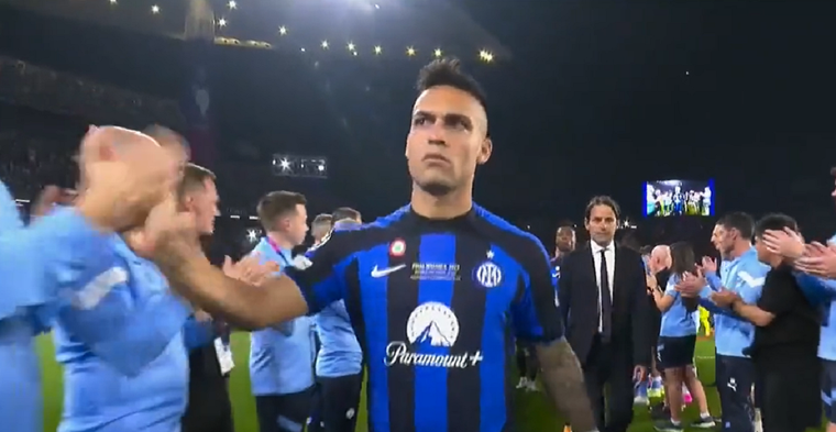 El Toro, como capitán, encabezó la fila de su equipo.