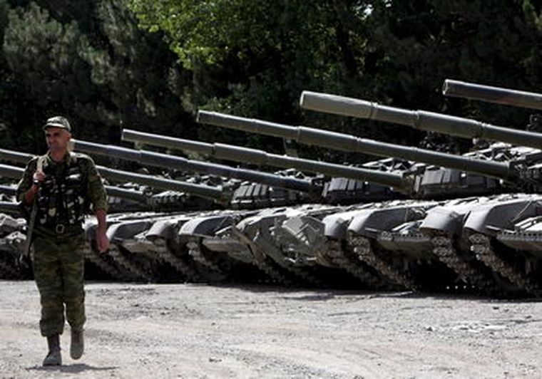 Un soldado ruso hace guardia junto a tanques georgianos confiscados por el ejército ruso. Foto: EFE