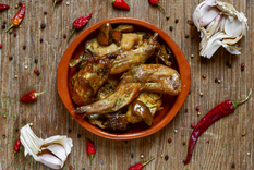 Esta receta destaca por su equilibrio el conejo es una carne baja en grasa y rica en proteínas, mientras que el ajo aporta propiedades antioxidantes y cardiovasculares.