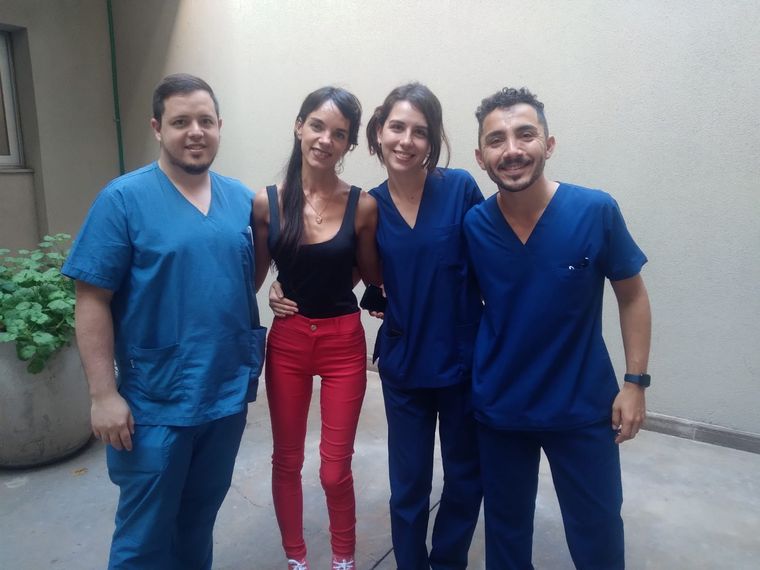 La exsoberana nacional se mostró emocionada junto a los profesionales del Central. Foto: Hospital Central.